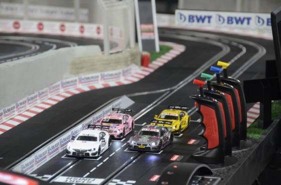 Hörburger installiert Carrerabahn für guten Zweck