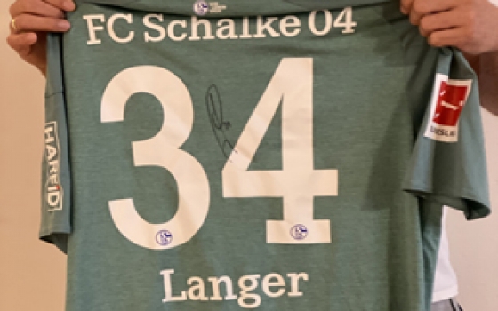 Online-Auktion von Sportlertrikots für den guten Zweck