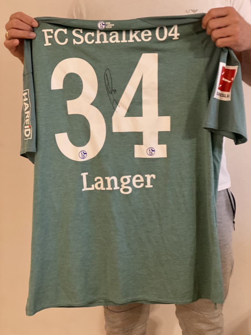 'Für den guten Zweck werden Trikots namhafter SportlerInnen versteigert'-Bild-1