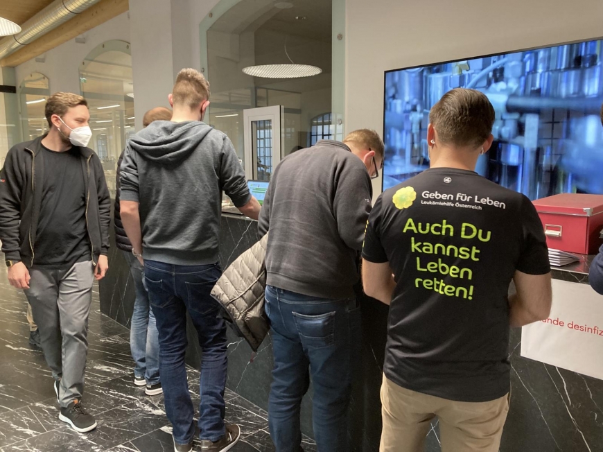 'MitarbeiterInnen engagieren sich für leukämiekranke Menschen'-Bild-1