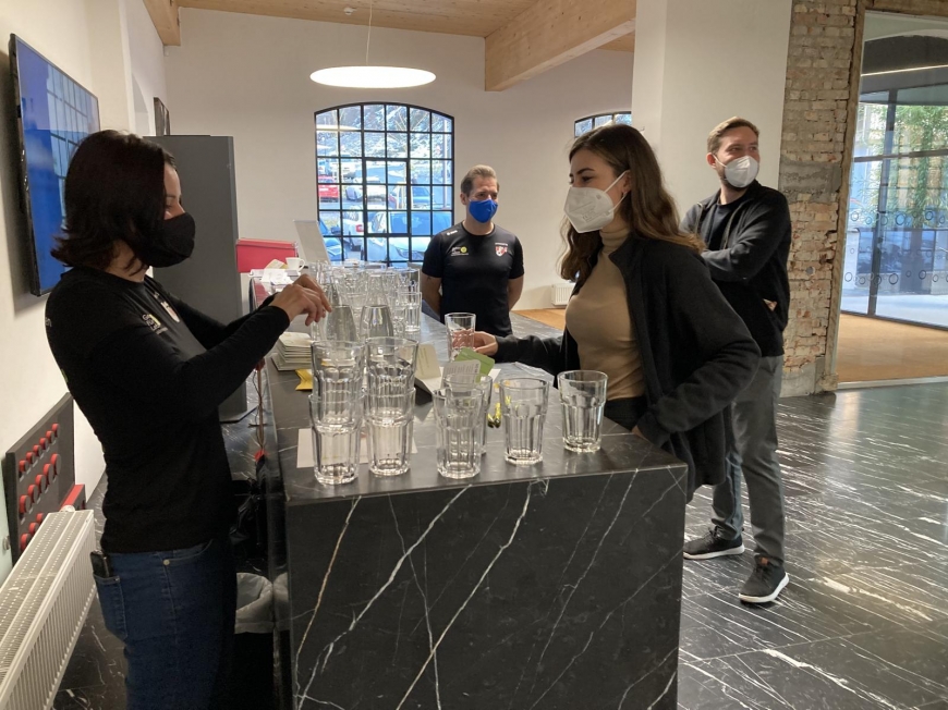 'MitarbeiterInnen engagieren sich für leukämiekranke Menschen'-Bild-3