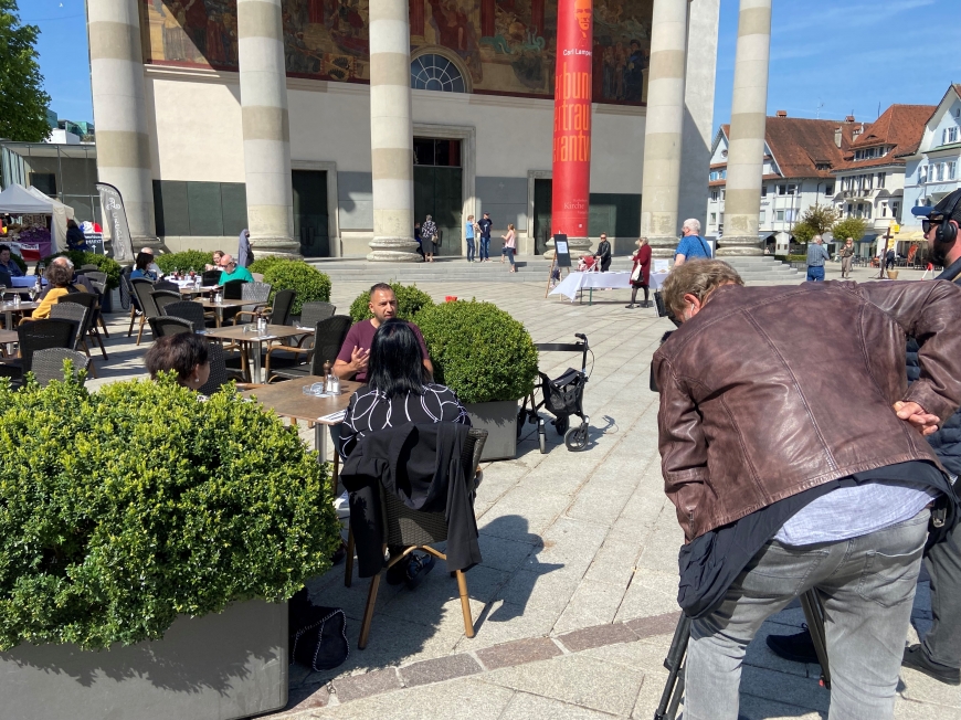 'Berührendes Treffen von Spender und Empfängerin vor der Kamera'-Bild-1