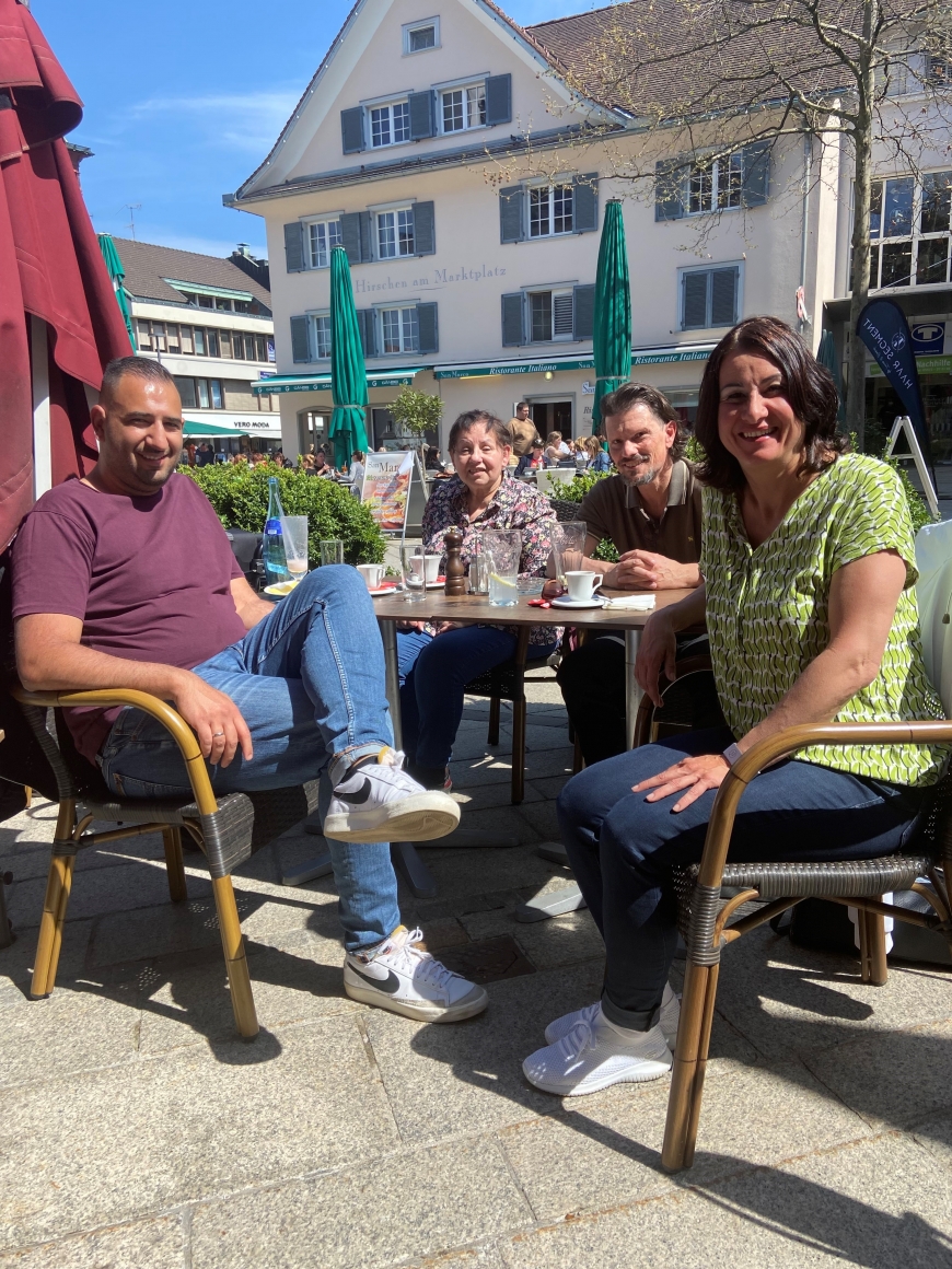 'Berührendes Treffen von Spender und Empfängerin vor der Kamera'-Bild-2
