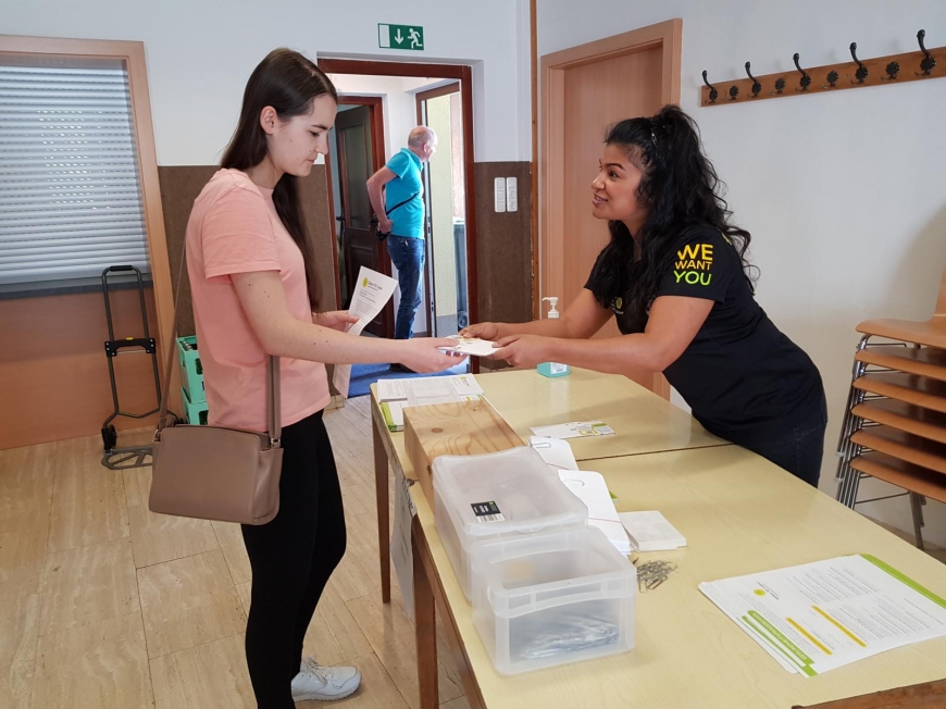 'Musikverein unterstützt Landjugend durch Geldspende und Mitarbeit'-Bild-1