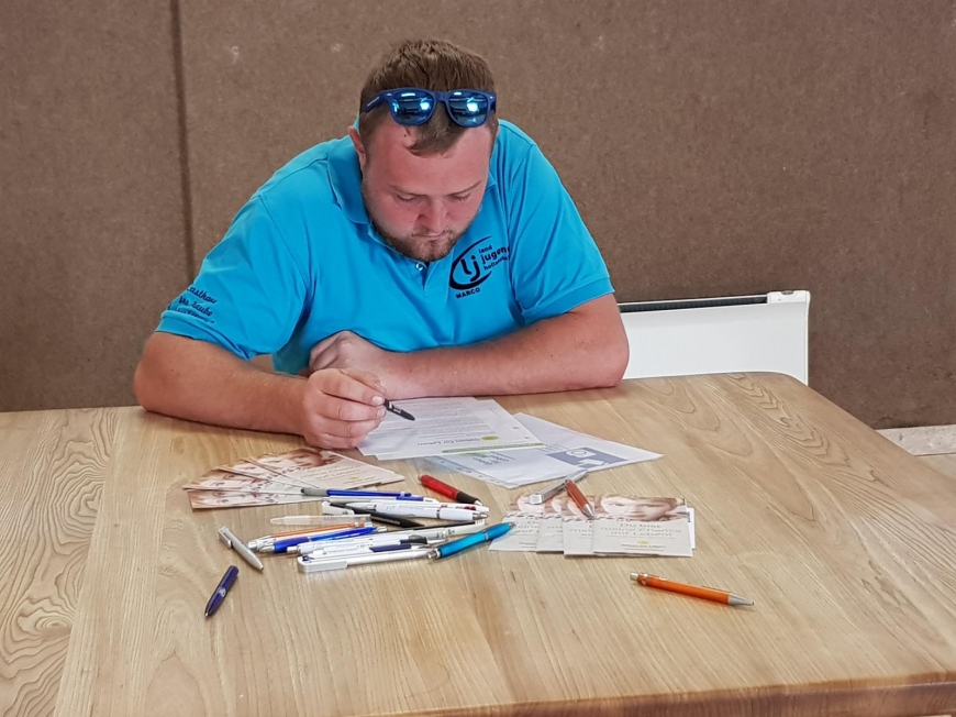 'Musikverein unterstützt Landjugend durch Geldspende und Mitarbeit'-Bild-2