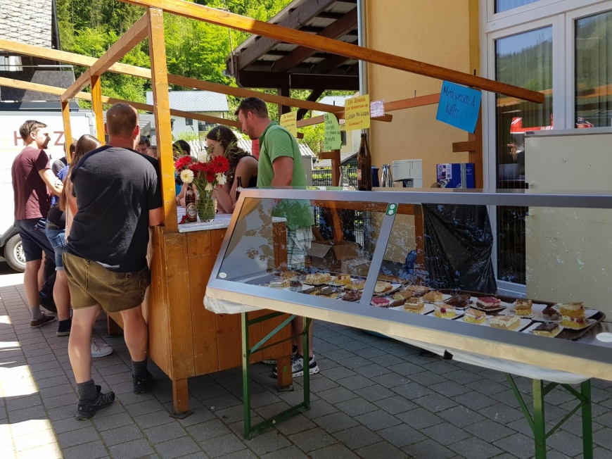 'Musikverein unterstützt Landjugend durch Geldspende und Mitarbeit'-Bild-4