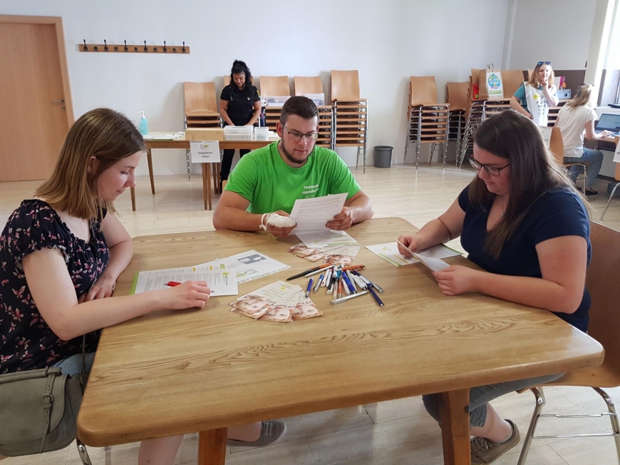 'Musikverein unterstützt Landjugend durch Geldspende und Mitarbeit'-Bild-7