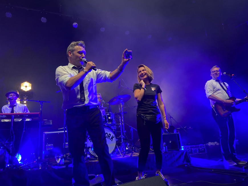 'Benefizkonzert mit The Monroes, Roadwork und Flashlight im Spannrahmen'-Bild-2