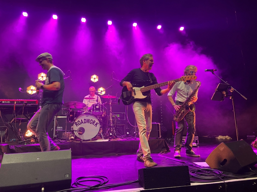 'Benefizkonzert mit The Monroes, Roadwork und Flashlight im Spannrahmen'-Bild-3