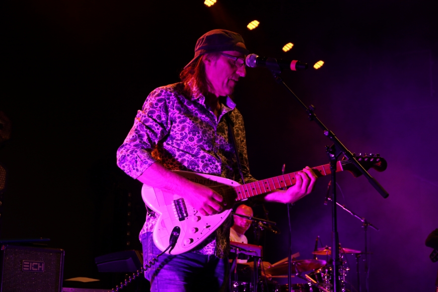 'Benefizkonzert mit The Monroes, Roadwork und Flashlight im Spannrahmen'-Bild-4