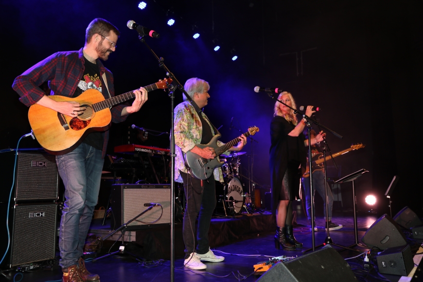 'Benefizkonzert mit The Monroes, Roadwork und Flashlight im Spannrahmen'-Bild-6