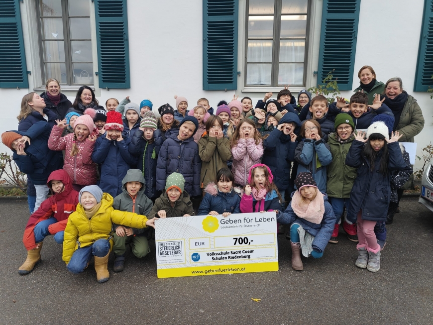 'Volksschüler basteln für guten Zweck am Riedenburger Adventsmärktle'-Bild-1
