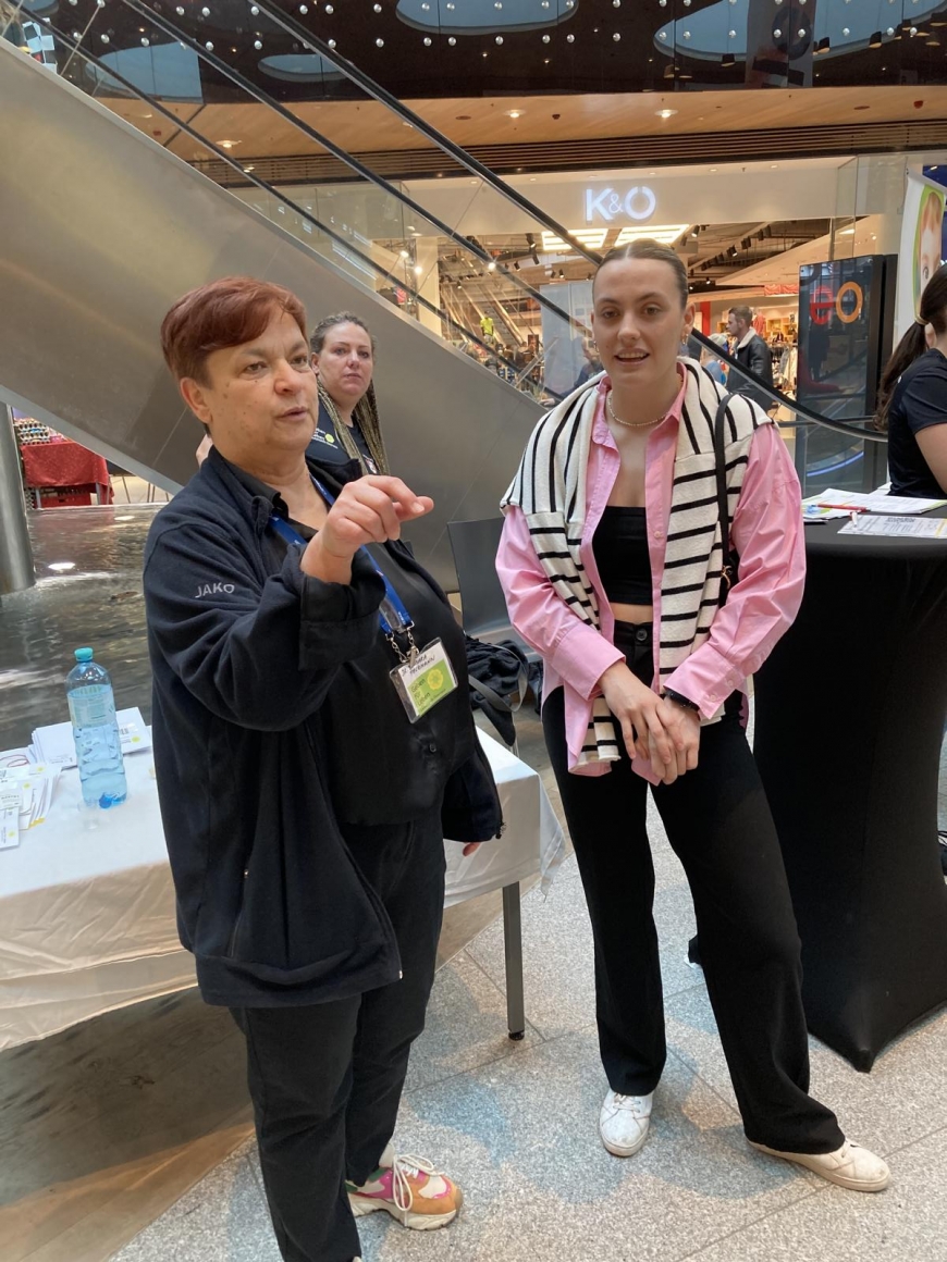 'Im Trubel des Einkaufszentrums ließen sich viele Menschen typisieren'-Bild-2