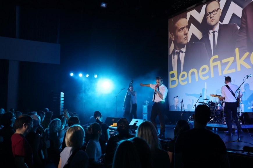 'Besucherrekord beim Legenden-Konzert mit grandioser Stimmung und großzügigen Gästen'-Bild-23