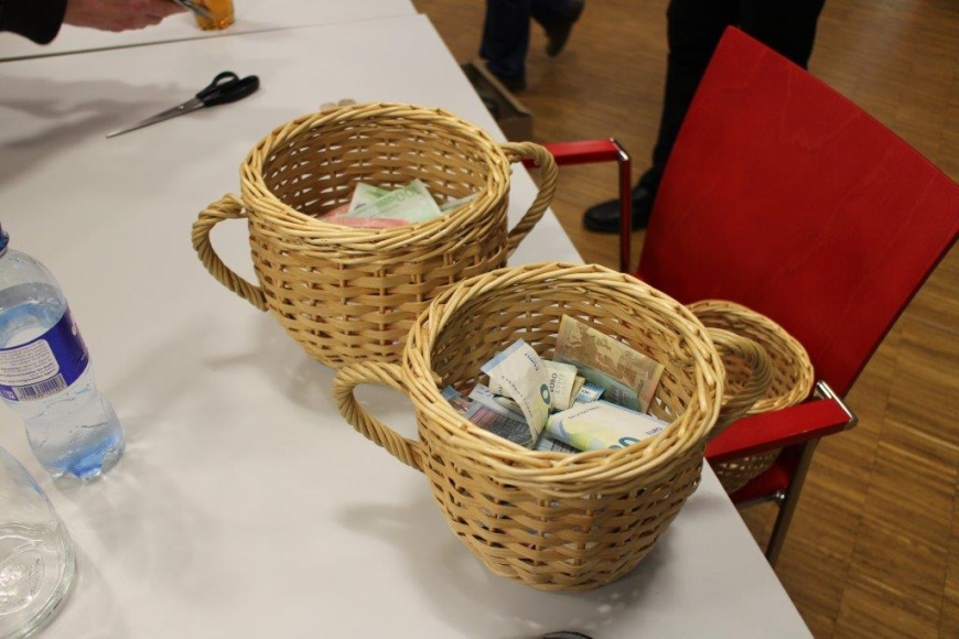 'Scheckübergabe FC Tosters 99 nach Toni Innauer-Lesung'-Bild-1