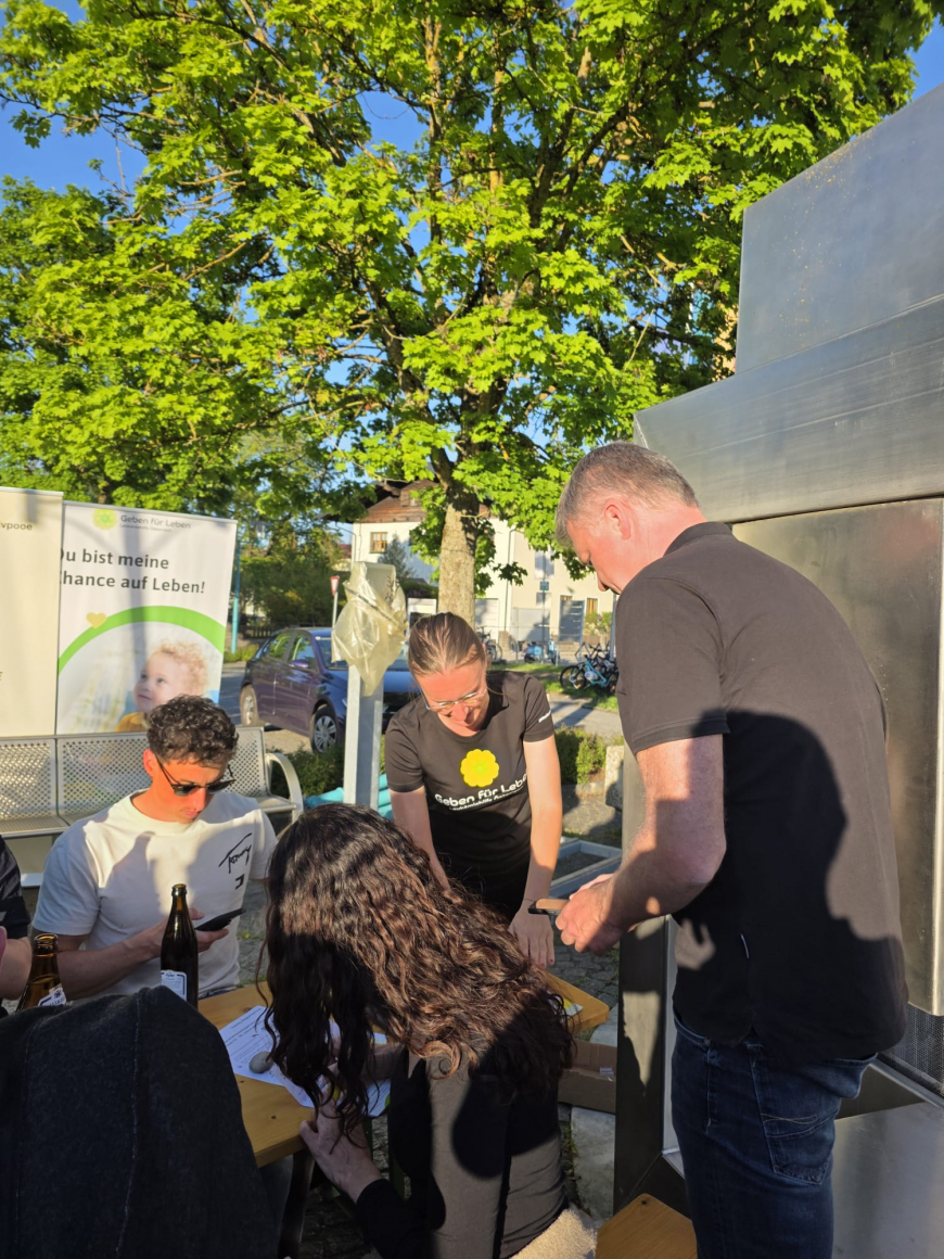 '41 neue Typisierungen beim Maibaumaufstellen in Seewalchen - Oberösterreich'-Bild-3