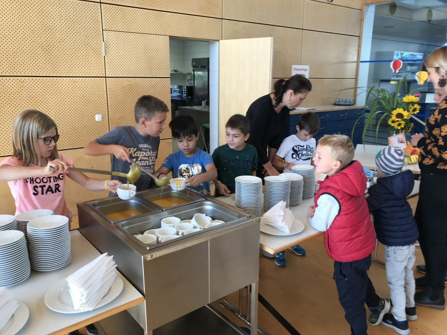 'Tolle Spende nach Verkauf von Kürbissuppe als soziales Schulprojekt'-Bild-1