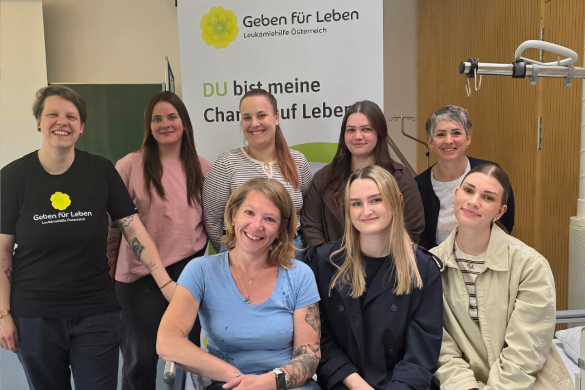 Lisa-Marie Berkmann (GfL) mit Schülerinnen der Pflegeschule Vorarlberg
