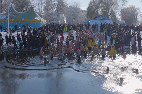 Das Video vom Sprung ins eiskalte Wasser ist online