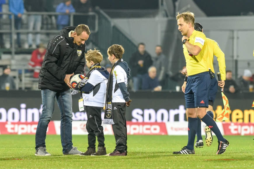 'Ein strahlendes Kinderlächeln beim Heimspiel des SCR Altach - Lukas' großer Auftritt!'-Bild-1