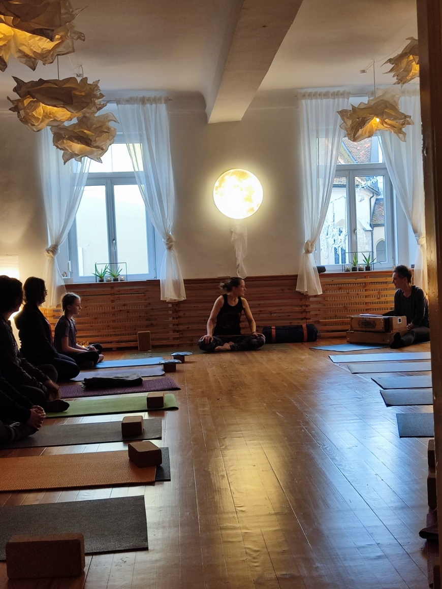 'Angelika Karrer hielt zum Jahresausklang eine Benefiz-Yogastunde'-Bild-3