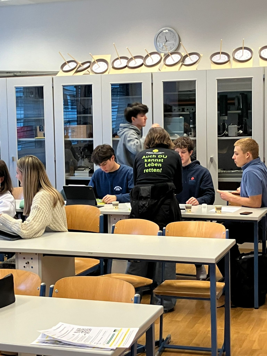 '151 neue potenzielle Lebensretter:innen am Gymnasium Schillerstraße Feldkirch - Vorarlberg'-Bild-3