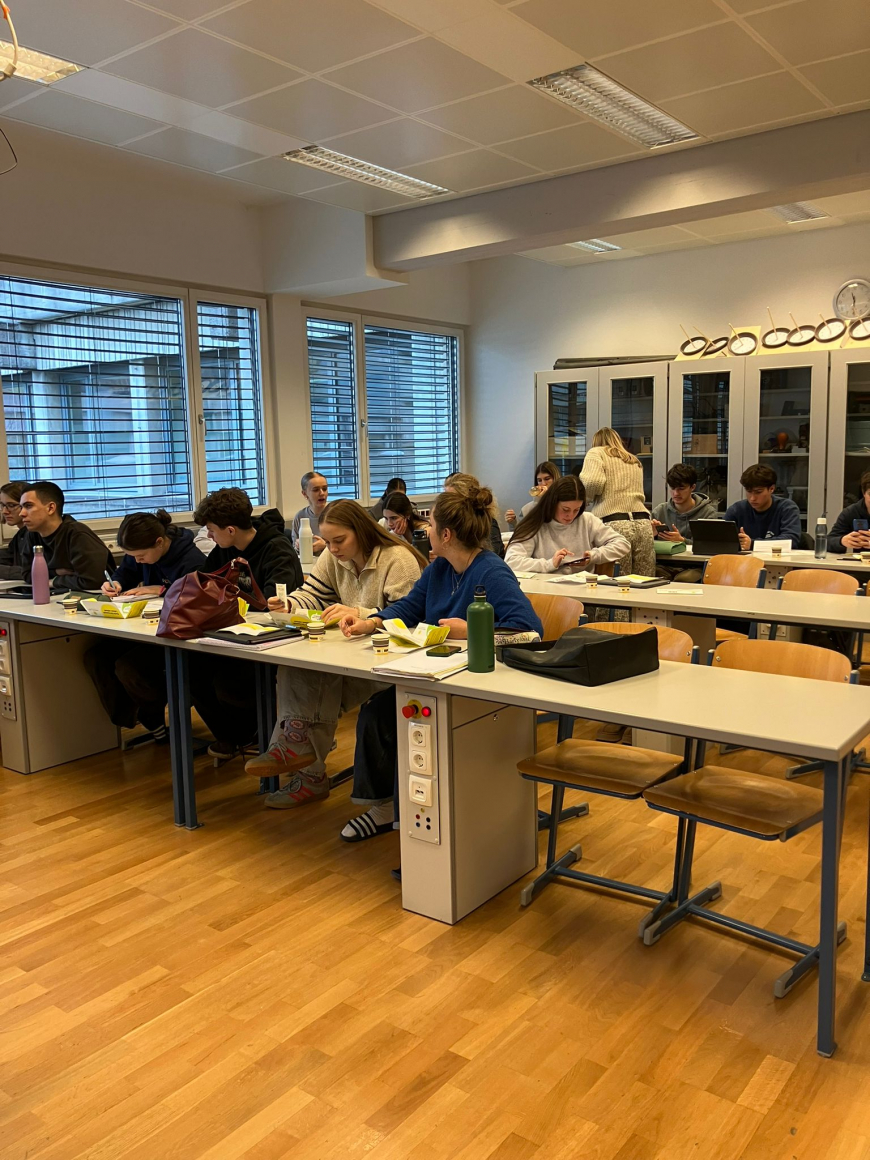 '151 neue potenzielle Lebensretter:innen am Gymnasium Schillerstraße Feldkirch - Vorarlberg'-Bild-4