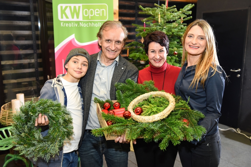 'Spende nach Adventskranzbinde-Aktion mit tollem Ambiente'-Bild-1