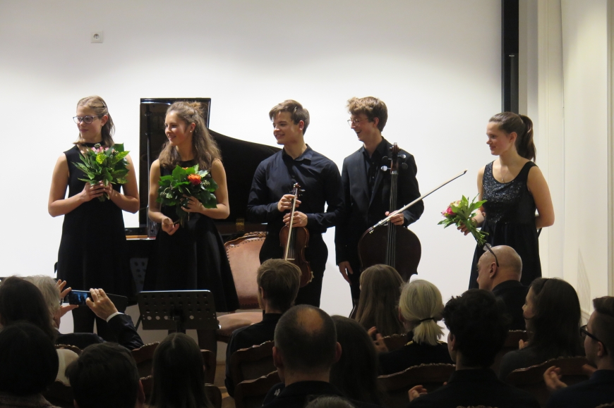 'Großartige Nachwuchskünstler begeistern das Publikum für einen guten Zweck'-Bild-44