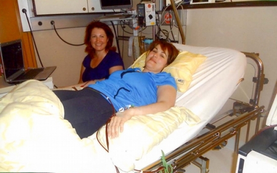 Klaudia beim Spenden